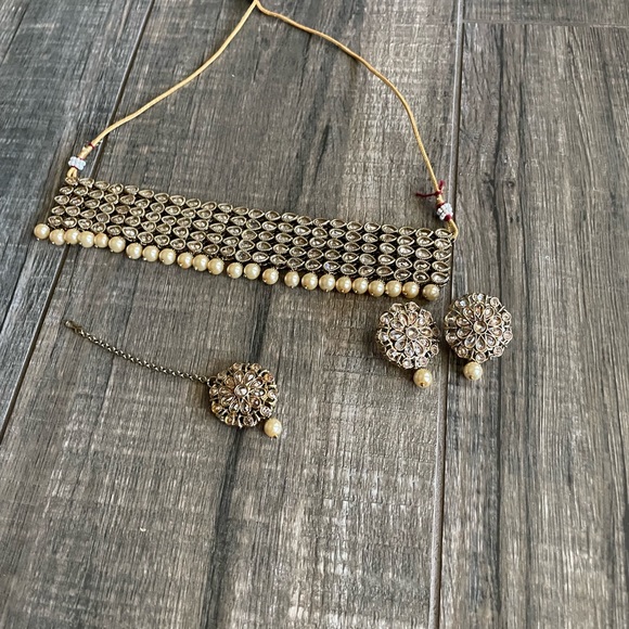 Choker set with earrings and tikka - Picture 2 of 6